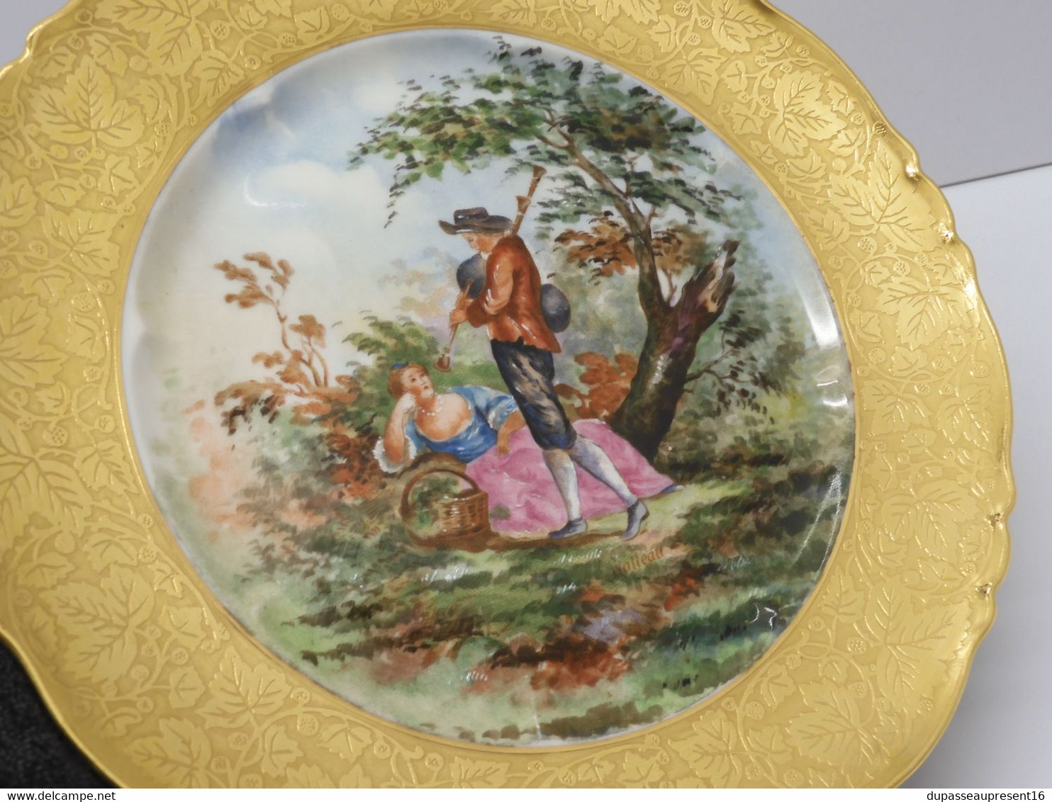 *BELLE ASSIETTE PORCELAINE LIMOGES THEODORE HAVILAND AILE OR d'aprés WATTEAU E