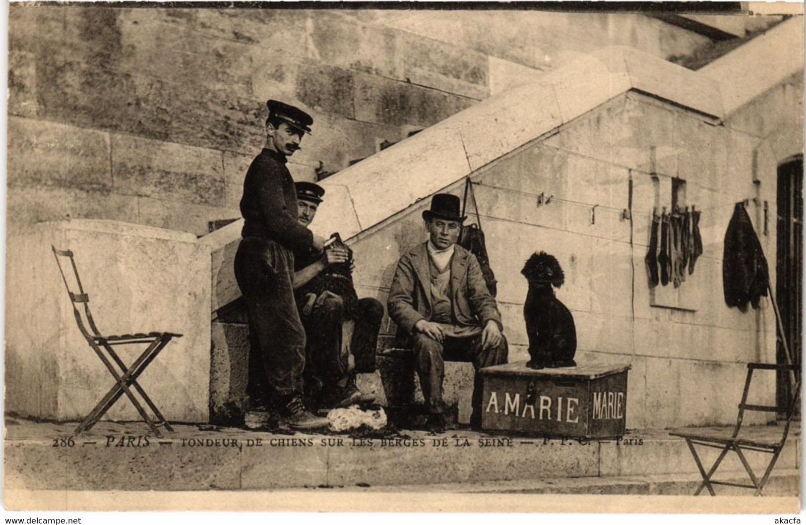 CPA PARIS Petits Metiers Tondeur De Chiens Sur Les Berges De La Seine (1245861) - Petits Métiers à Paris