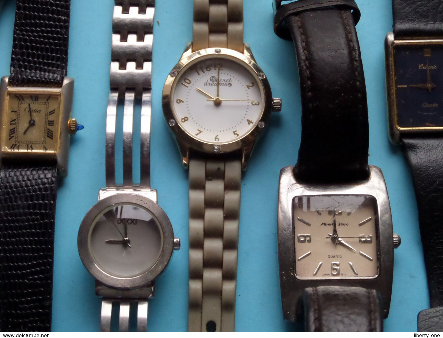 12 X Horloge / Watch > ( Please See > Voir SCANS Svp ) NOT Working - NE Fonctionne PAS ( Je Ne Suis Pas Un Expert ) ! - Moderne Uhren