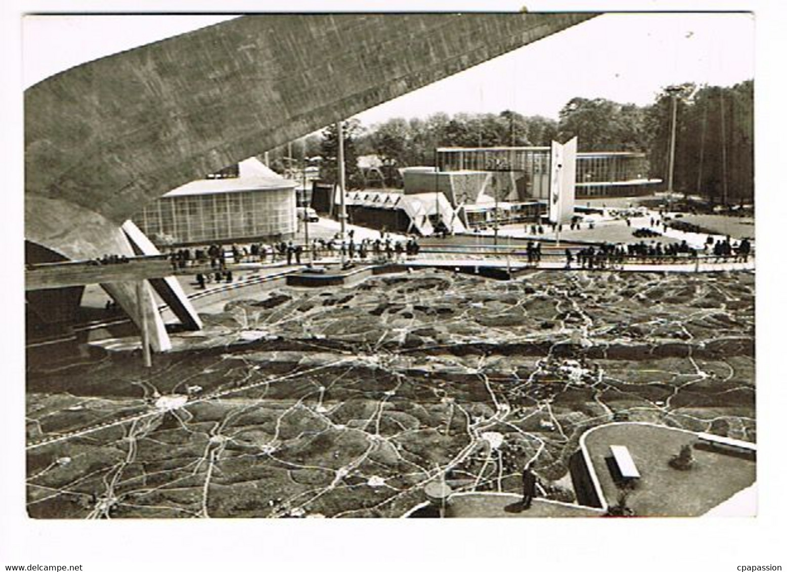 EXPOSITION UNIVERSELLE De BRUXELLES 1958 - CPSM  La Carte De Belgique S'étale Sous La Flèche Du Génie Civil - Expositions Universelles