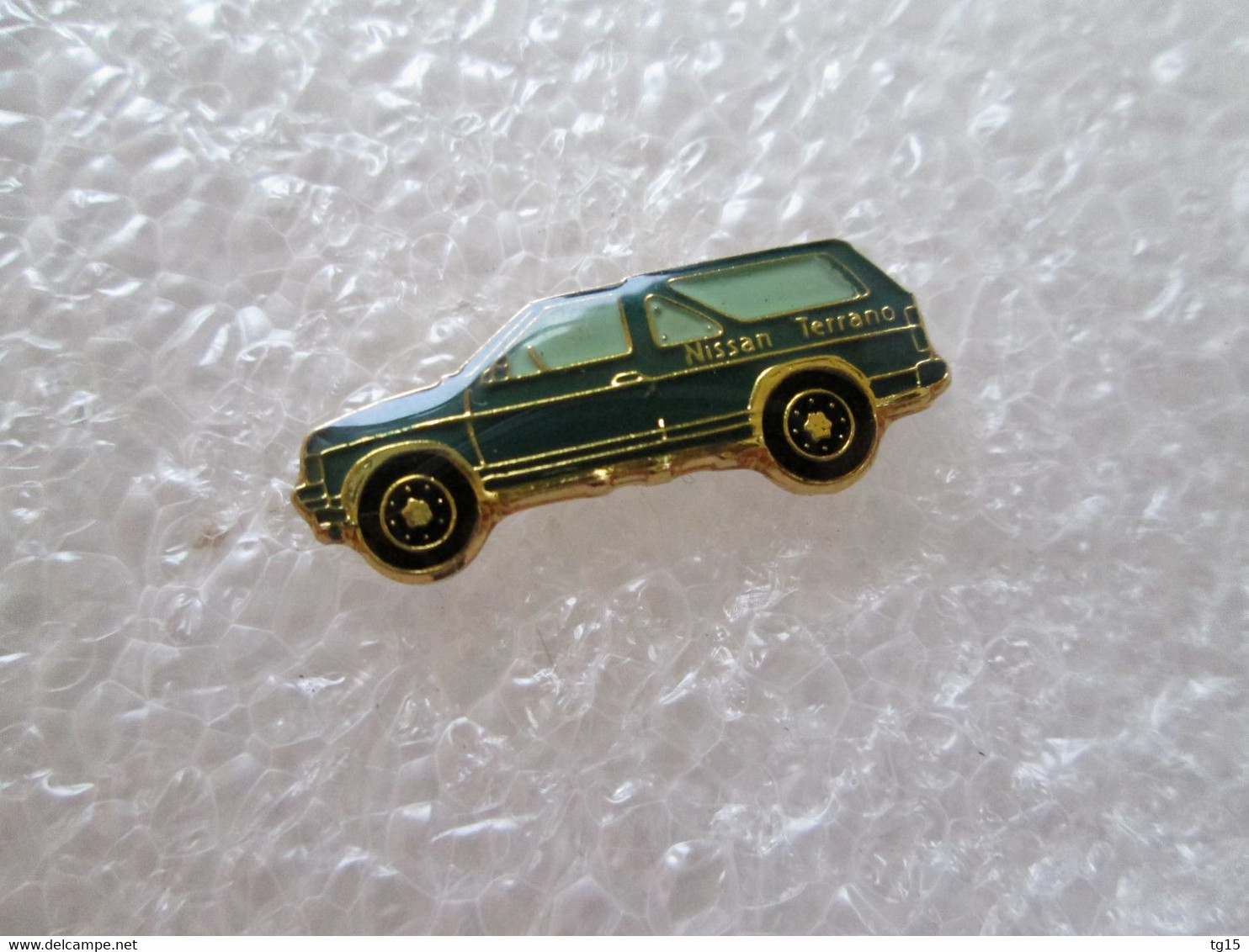 PIN'S    NISSAN  TERRANO - Mitsubishi