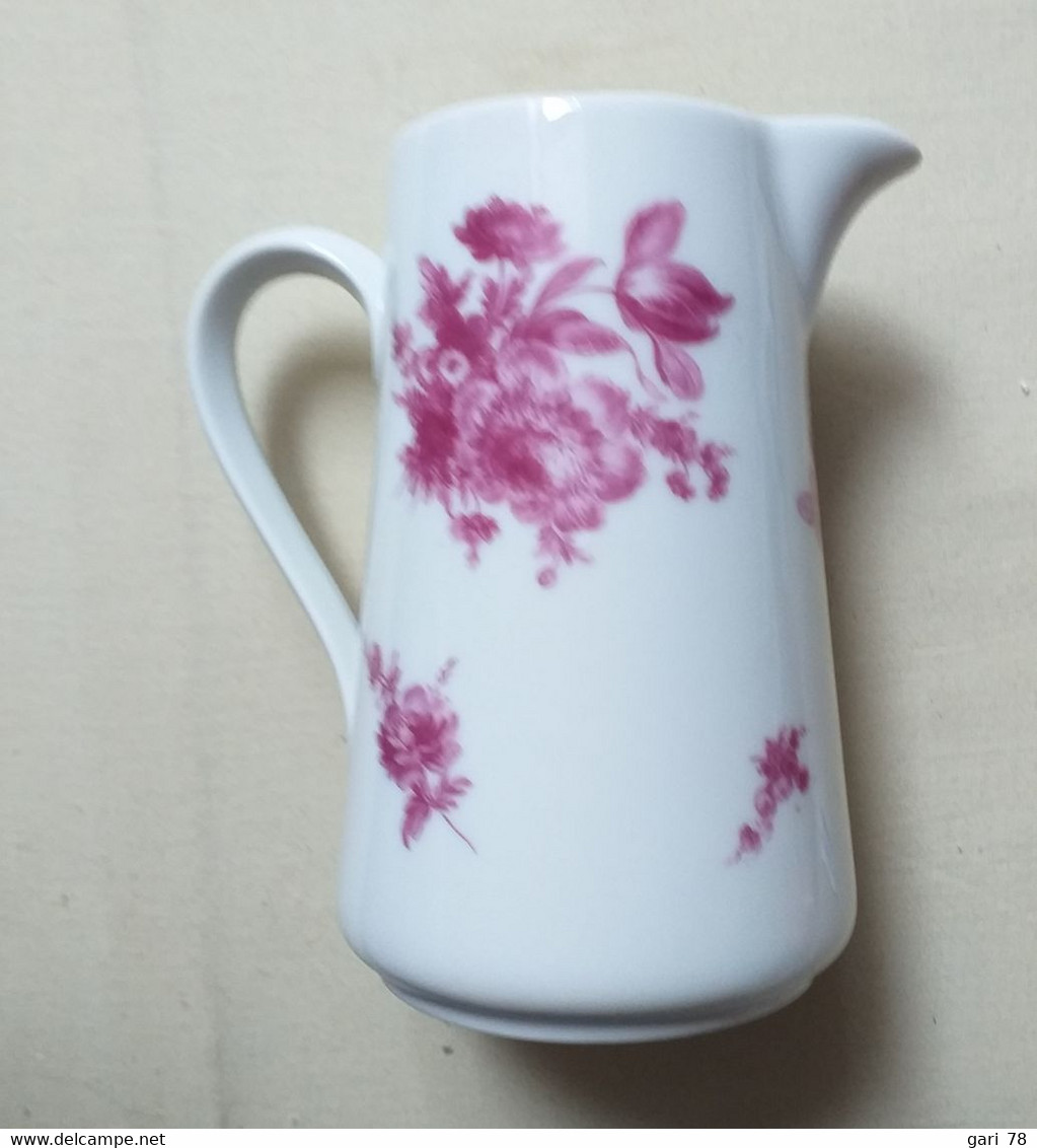 Pichet Porcelaine, Estampillé Limoges Et Au Vase étrusque - Motif Floral Rose - Limoges (FRA)