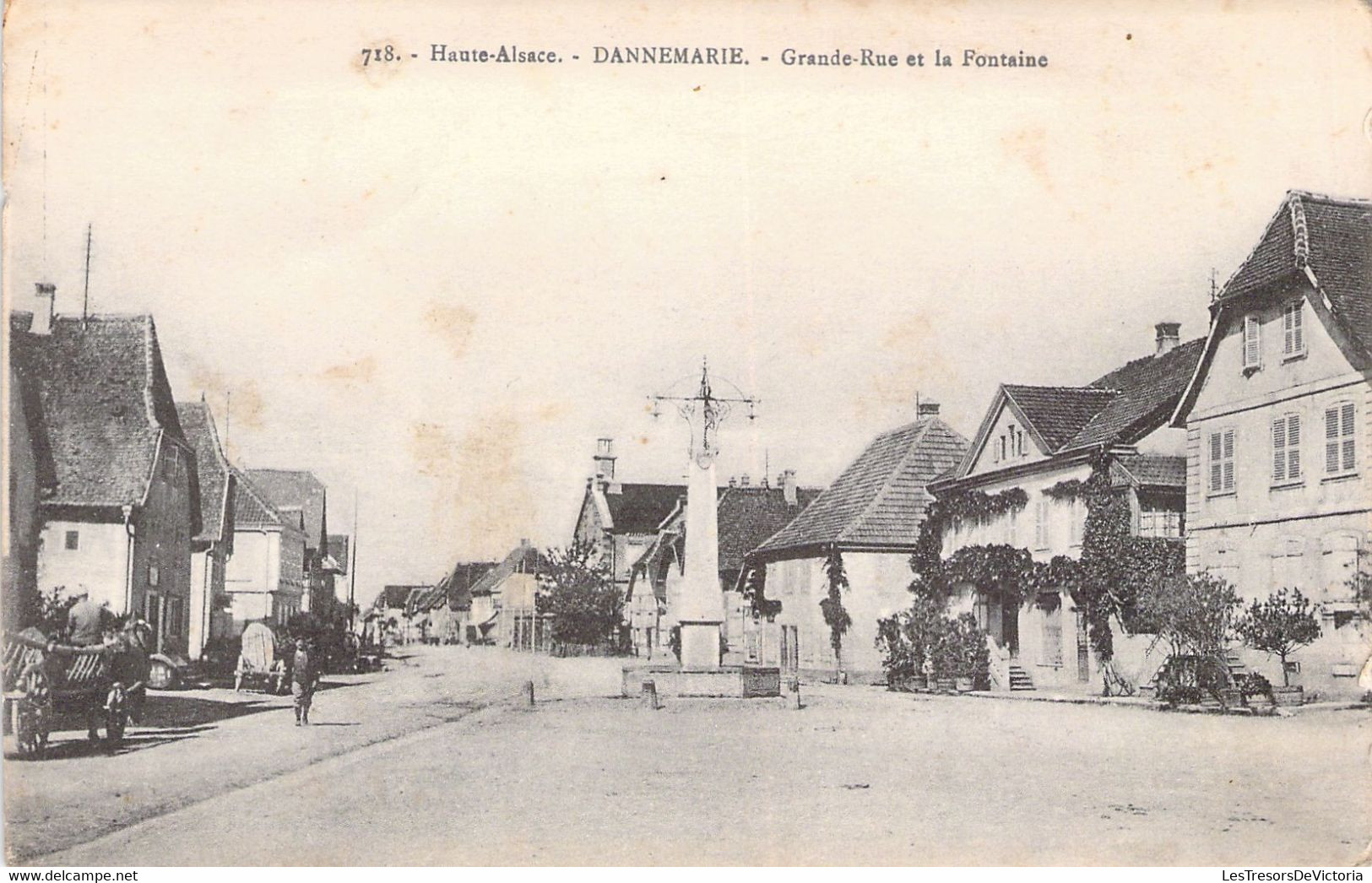 CPA - FRANCE - 68 - DANNEMARIE - Grande Rue Et La Fontaine - Dannemarie