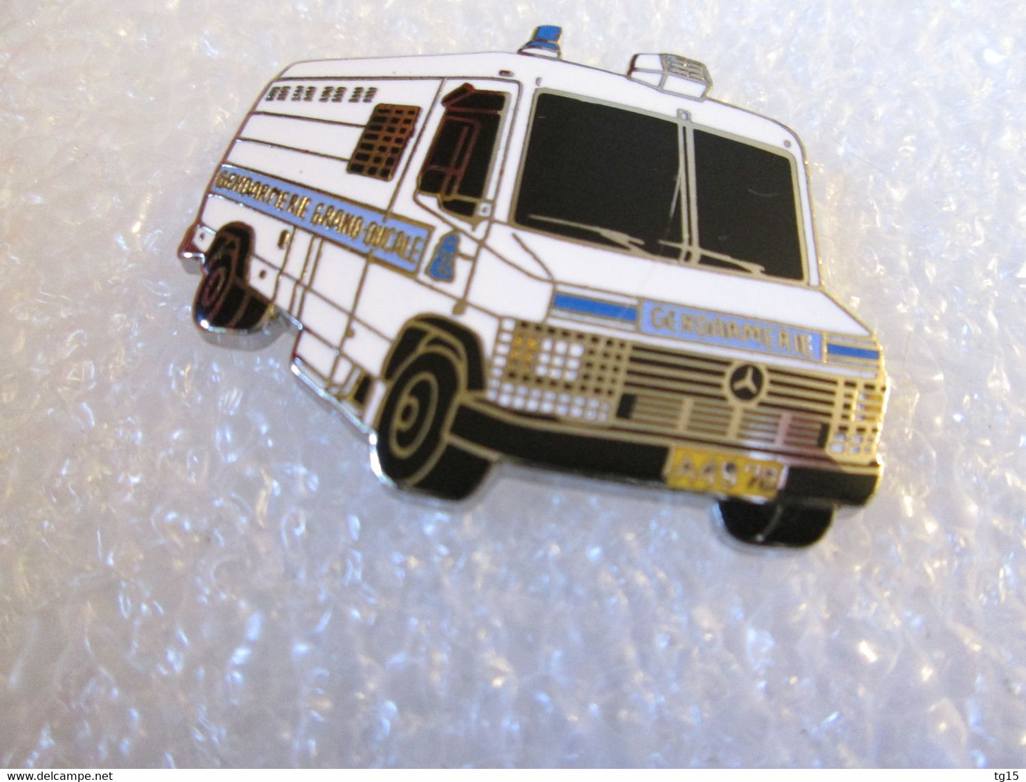 PIN'S    MERCEDES-BENZ  FOURGON  GENDARMERIE Email Grand Feu DEHA - Mercedes