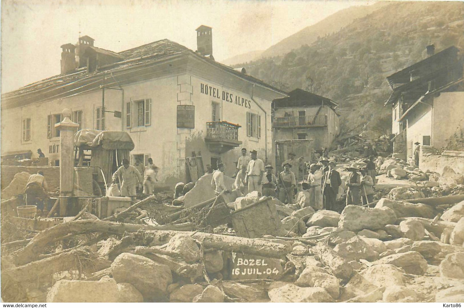 Bozel * Carte Photo * La Crue Catastrophe Du 16 Juillet 1904 * Hôtel Des Alpes * Villageois Dans Les Décombres - Bozel