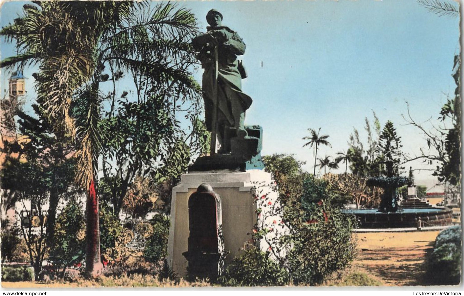 CP Ile De La Réunion - Saint Pierre - Le Monument Aux Morts - Edition Henri Ganowski - Saint Pierre