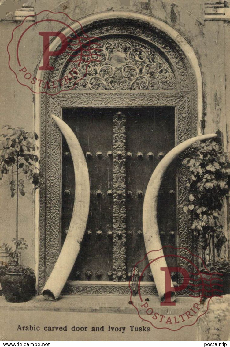 AFRICA. ZAMBIA. ARABIC CARVED DOOR AND IVORY TUSKS. - Zambie