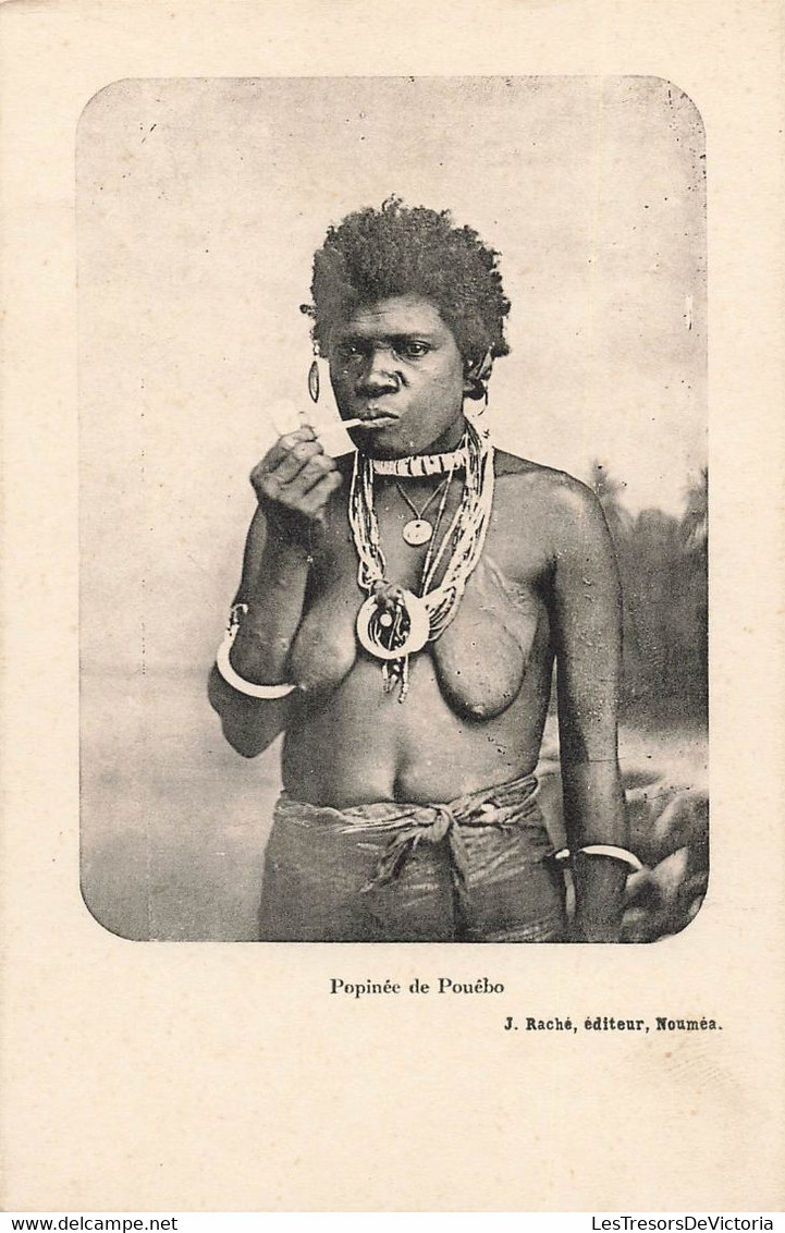 CPA NOUVELLE CALEDONIE - Popinée De Pouébo - J Raché éditeur - Pipe -  Seins Nus - Nouvelle-Calédonie