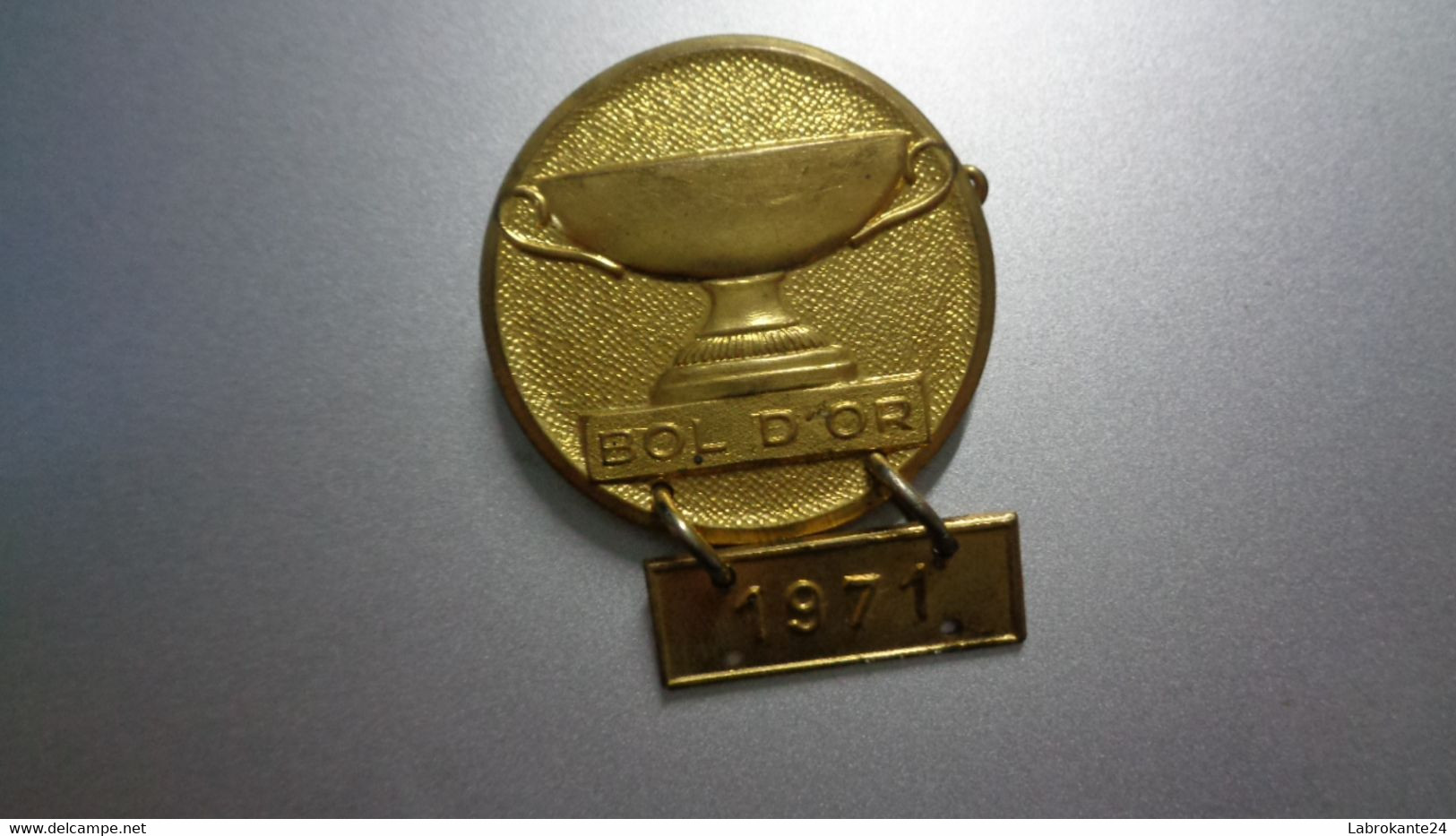 REF M2  : Médaille Broche Insigne Souvenir Rassemblement Moto Club Bol D'or 1971 - Motos