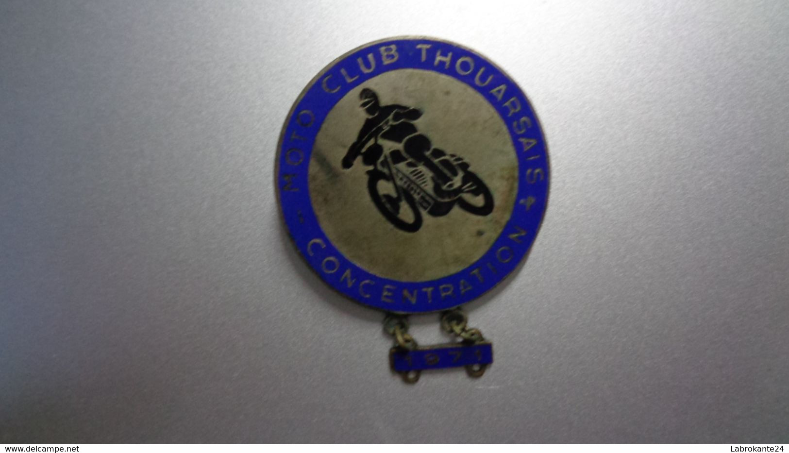 REF M2  : Médaille émaillée Broche Insigne Souvenir Concentration Moto Club Thouarsais Thouars1971 MCL - Motos