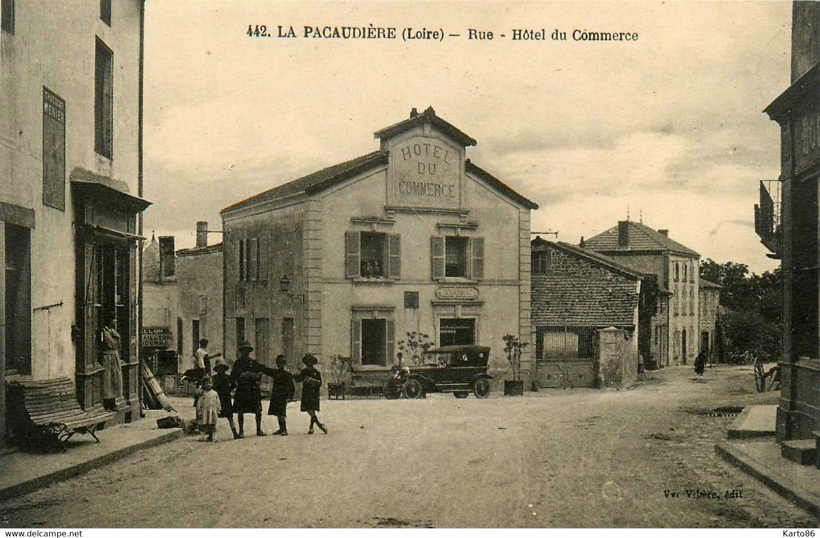 La Pacaudière * Rue Et Hôtel Du Commerce * Automobile Voiture Ancienne - La Pacaudiere