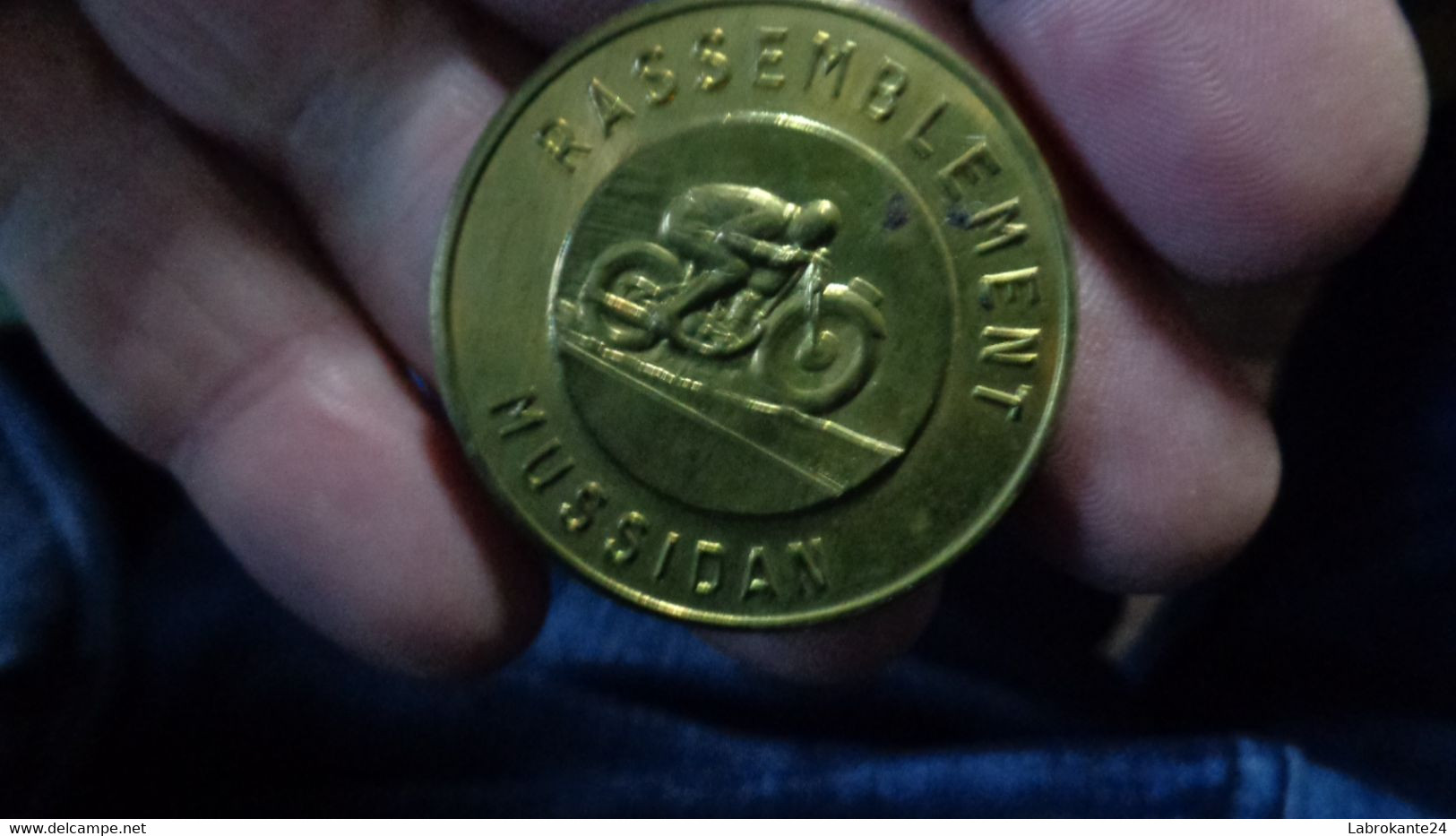REF M2  : Médaille émaillée Broche Insigne Souvenir Concentration Moto Club Mussidan - Motos