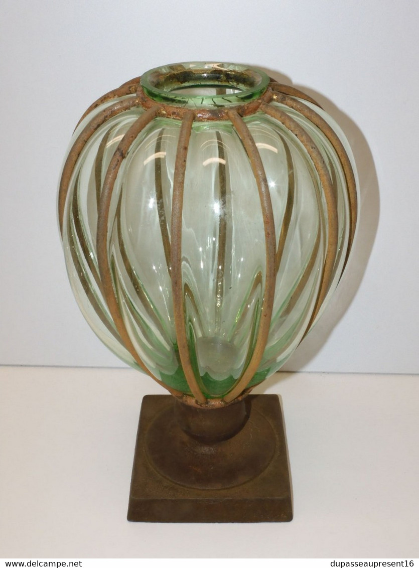 *JOLI VASE VERRE En CAGE VERRE VERT ET METAL ROUILLE COLLECTION Déco XXe  E - Vasen