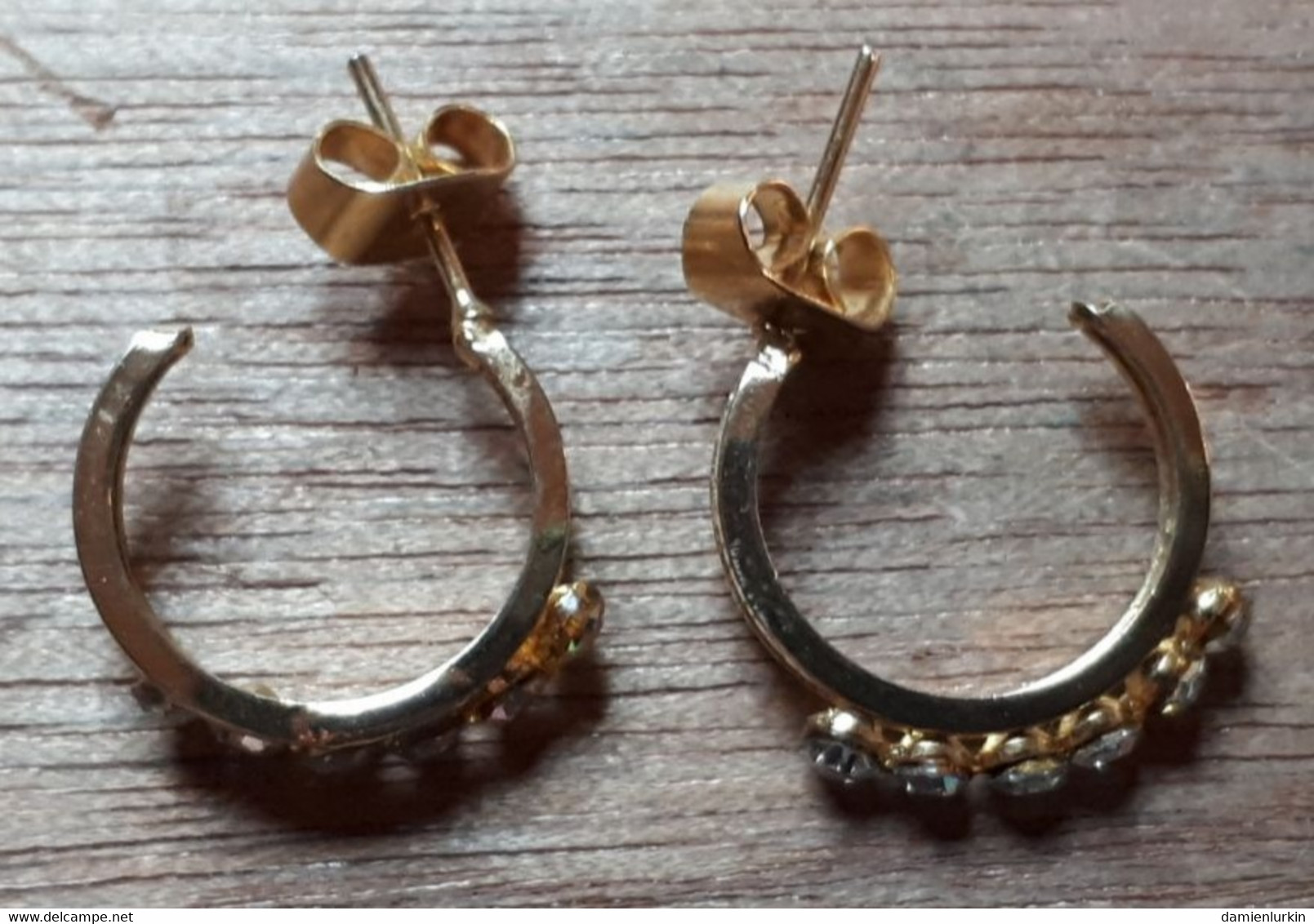 PAIRE DE BOUCLES D'OREILLE DOREES AVEC 6 PIERRES COLLEES 1.5GR - Orecchini