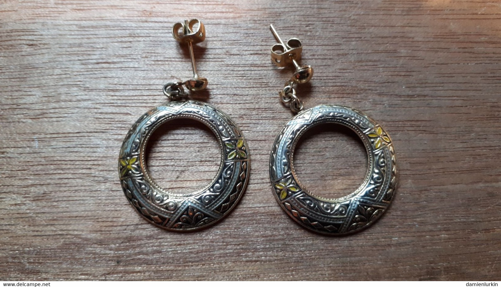 PAIRE DE BOUCLES D'OREILLE DOREES AVEC FLEUR DE LYS 7GR - Oorringen