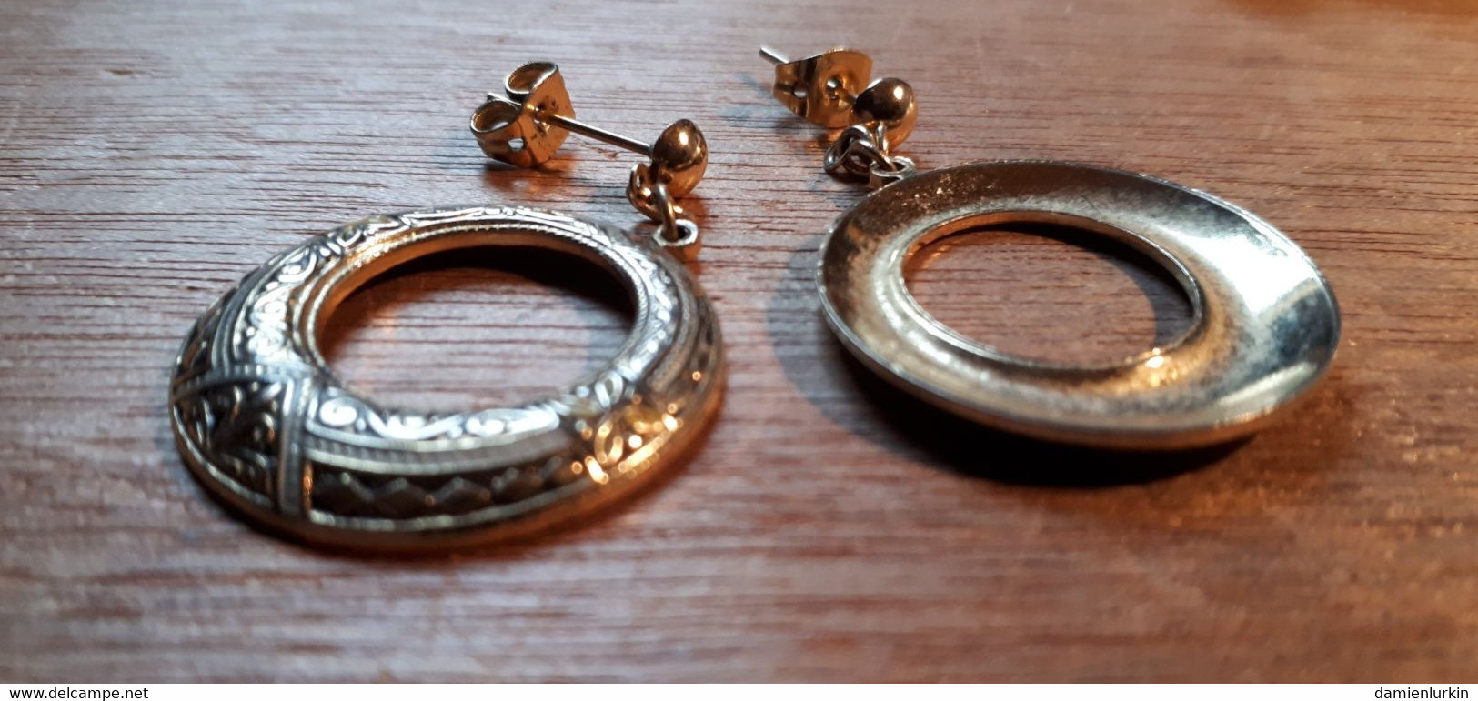 PAIRE DE BOUCLES D'OREILLE DOREES AVEC FLEUR DE LYS 7GR - Orecchini