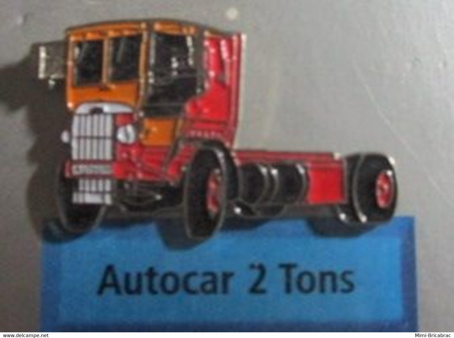 1221 Pin's Pins / Beau Et Rare / TRANSPORTS / CAMION ROUGE ET ORANGE AUTOCAR 2 TONS Par ATLAS - Transports