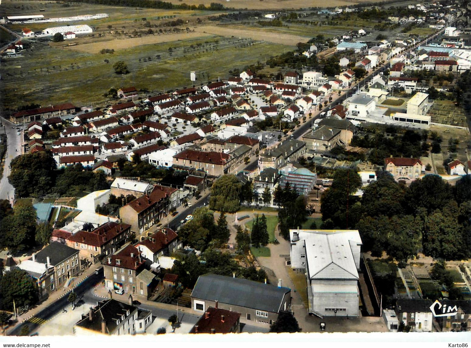 Jarny * Vue Aérienne Sur La Rue Gambetta Et La Piscine - Jarny