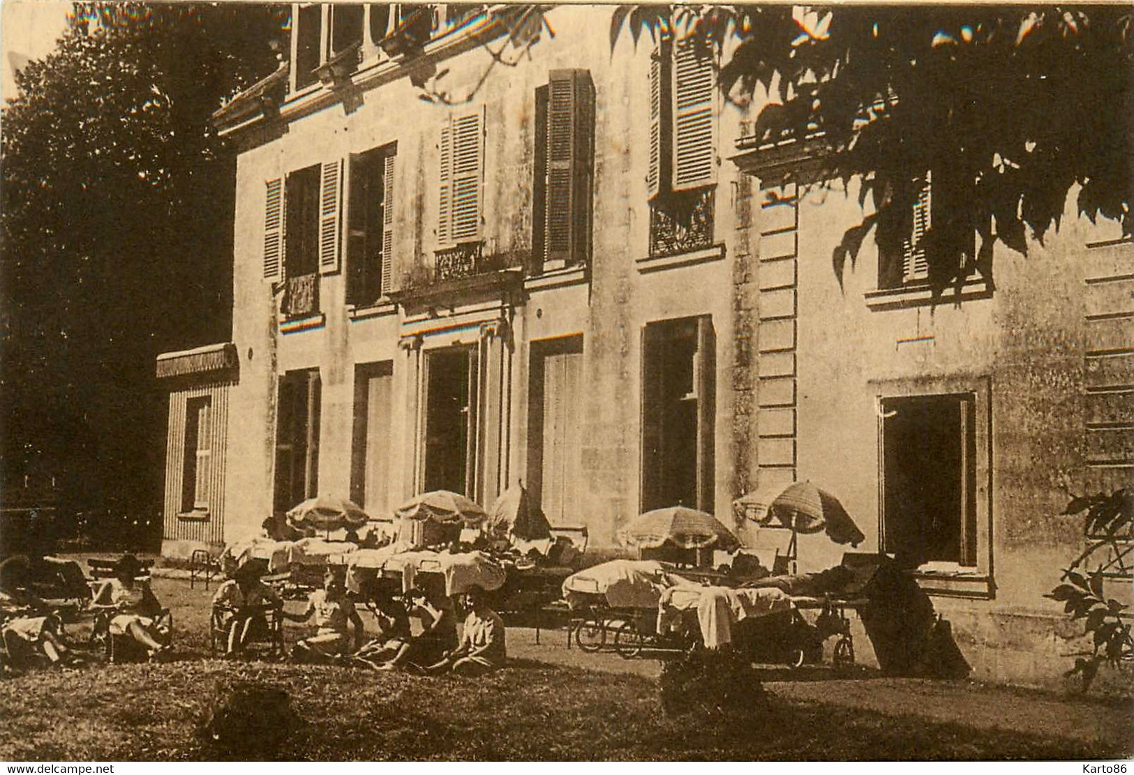 Reugny * Sanatorium ? Au Château De Launay * Lits Roulettes - Reugny