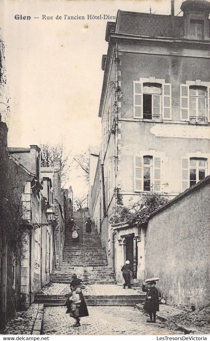 CPA - FRANCE - 45 - GIEN - Rue De L'ancien Hôtel Dieu - Animée Enfants - Gien