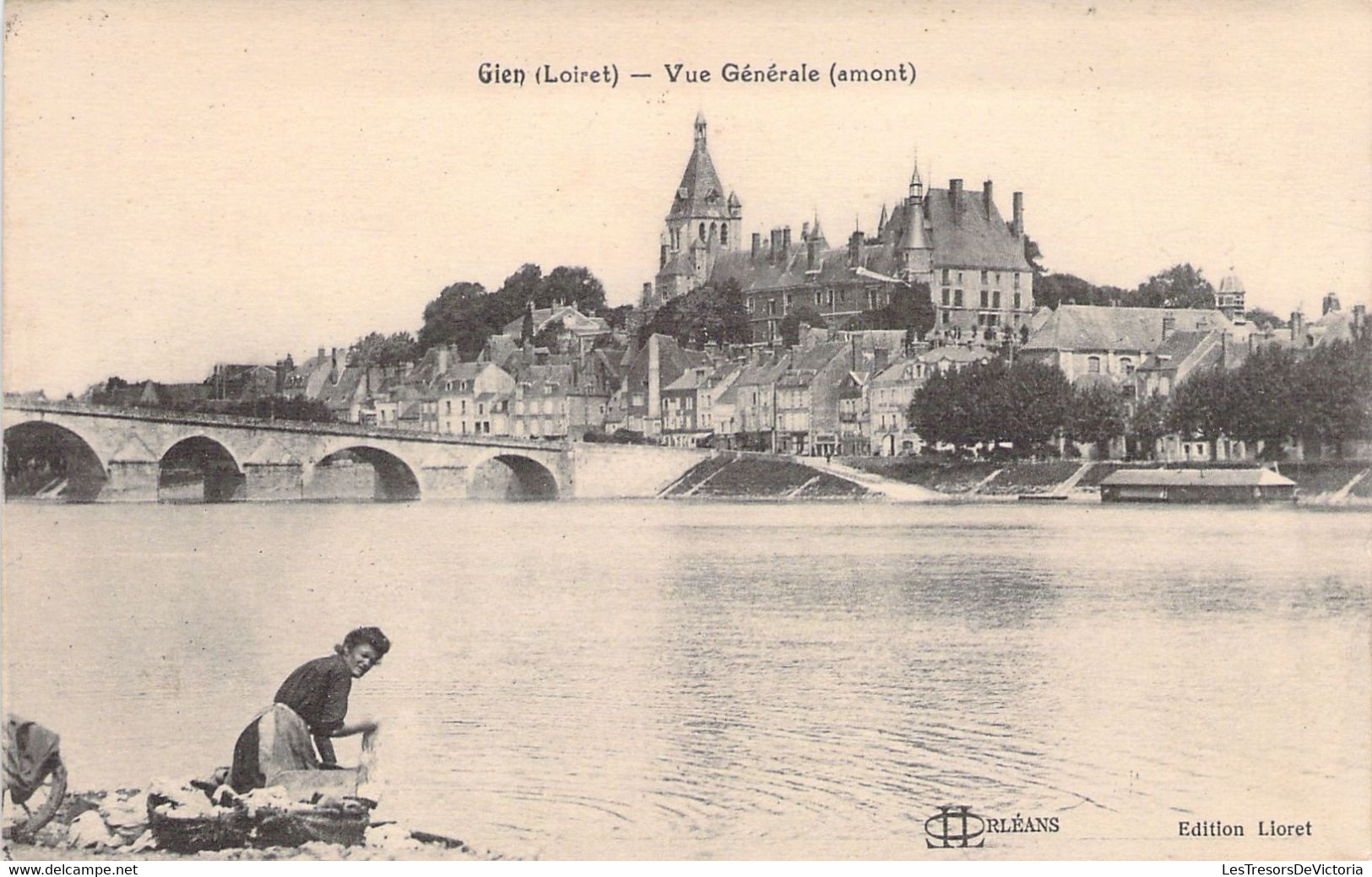 CPA - FRANCE - 45 - GIEN - Vue Générale - Une Femme Lave Son Linge Au Bord De L'eau - Edition Lioret - Gien