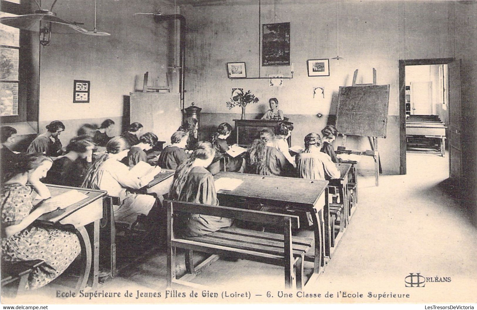 CPA - FRANCE - 45 - GIEN - Ecole Supérieure De Jeunes Filles - 6 - Une Classe De L'école Supérieure - Gien