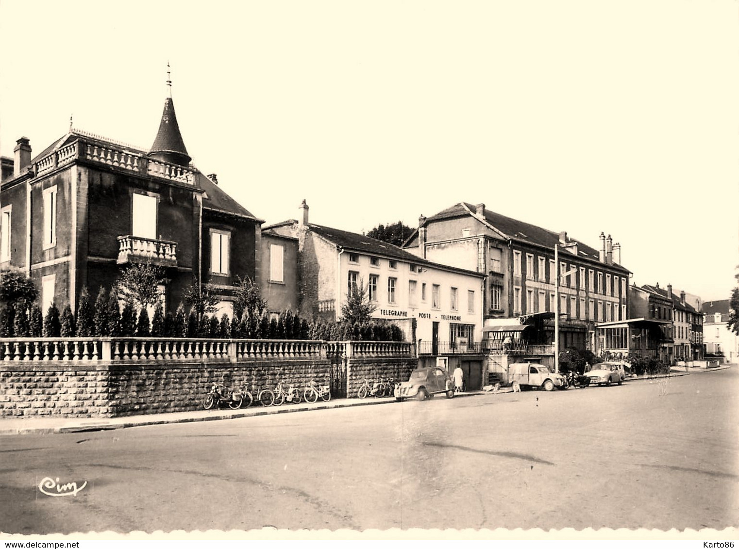 Jarny * La Place Aristide Briand * Poste Ptt * Villa * Automobile Voiture Ancienne Citroën 2CV - Jarny