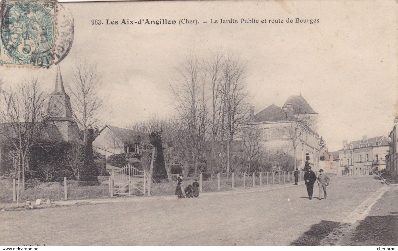 18. LES AIX D'ANGILLON. CPA.  LE JARDIN PUBLIC ET ROUTE DE BOURGES. ANIMATION. ANNEE 1905 + TEXTE - Les Aix-d'Angillon