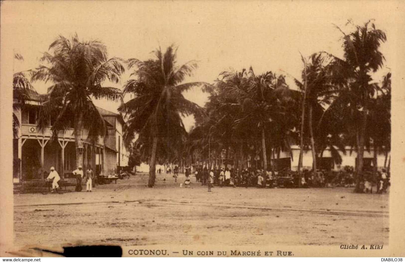 COTONOU   ( BENIN )  UN COIN DU MARCHE ET RUE - Benin