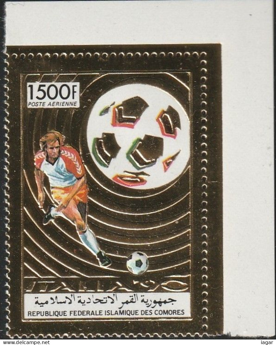 THEMATIC SPORT:  WORLD FOOTBALL CHAMPIONSHIP,  ITALY 90.  PLAYER AND BALL.  MULTICOLOR ON GOLD    -   COMORES - 1990 – Italie