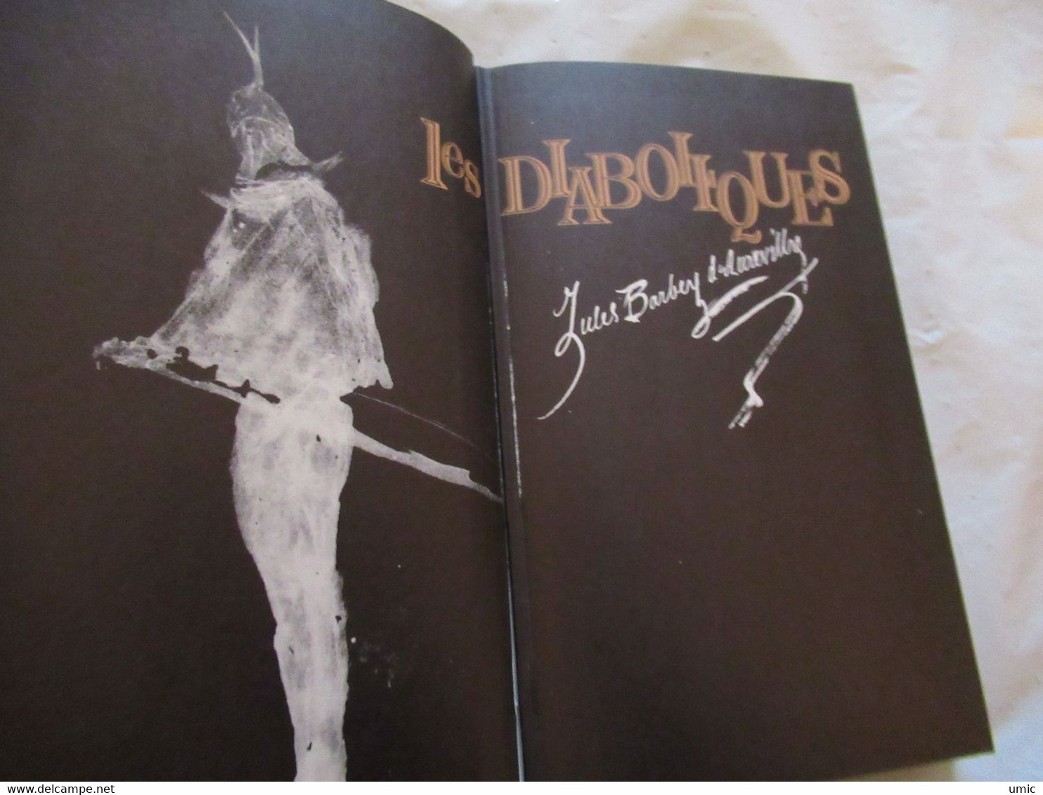 10 volumes , le club des classiques, avec de trés belles illustrations en début de chaque volume ,