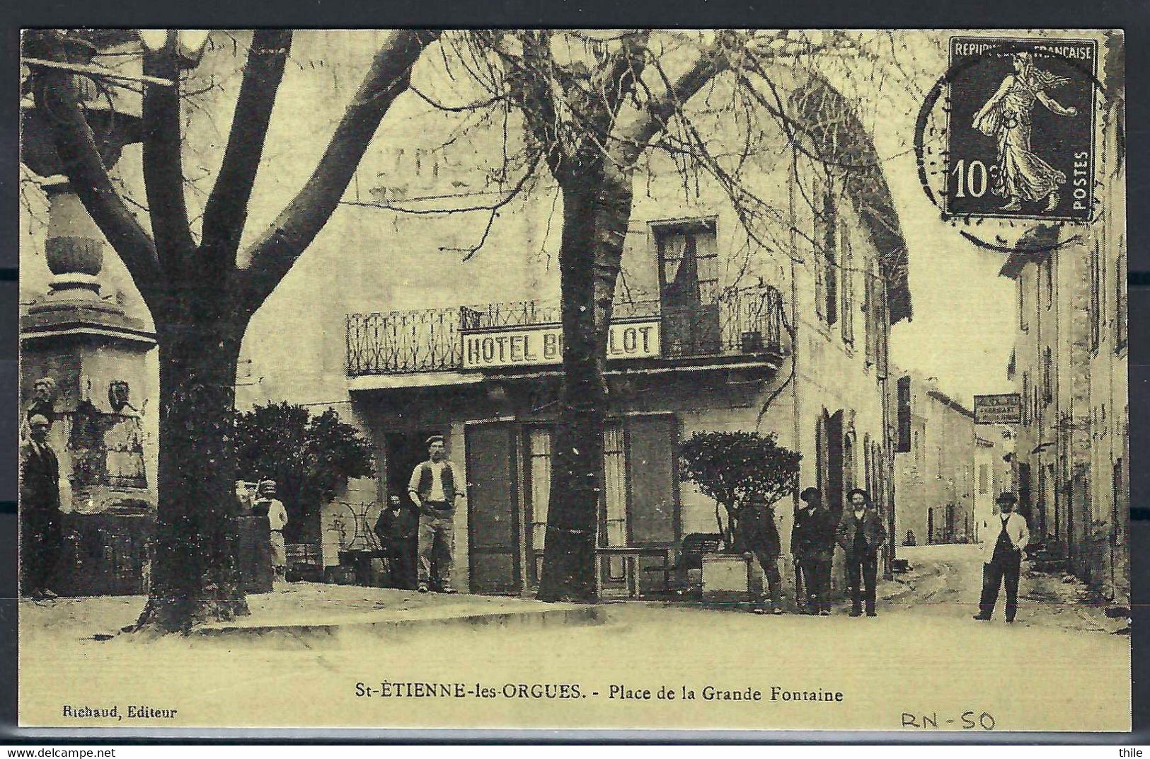 SAINT ETIENNE LES ORGUES - Place De La Grande Fontaine - Hôtel BOUILLOT - La Belle époque - Reproduction - Autres & Non Classés