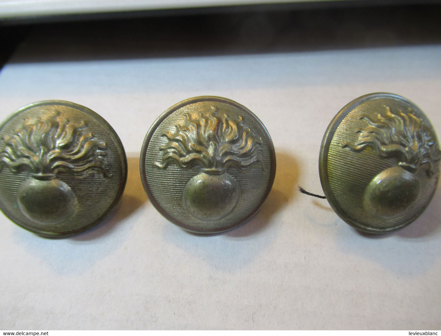 4 Mini-Boutons/ Militaria/ Pour Uniforme/ Laiton Doré / Origine & époque à Déterminer/ Début XXéme ?      BOUT132 - Knöpfe