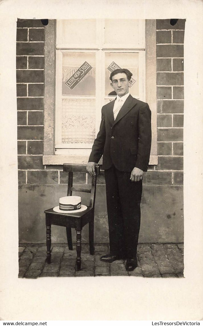 CPA Photographie - Jeune Homme Devant Une Chaise Avec Un Chapeau Canotier - Extra Geve Stout Autocollant - Photographs