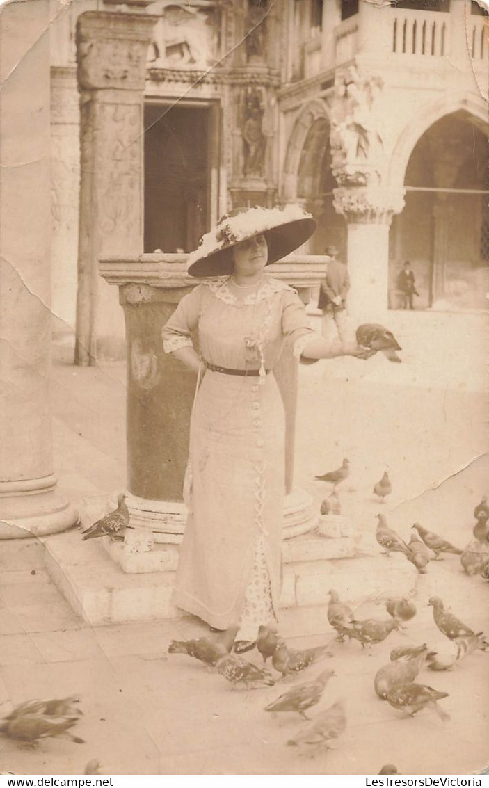 CPA Photographie - Femme Avec Des Pigeons - A Venise En Septembre 1913 - Photographie