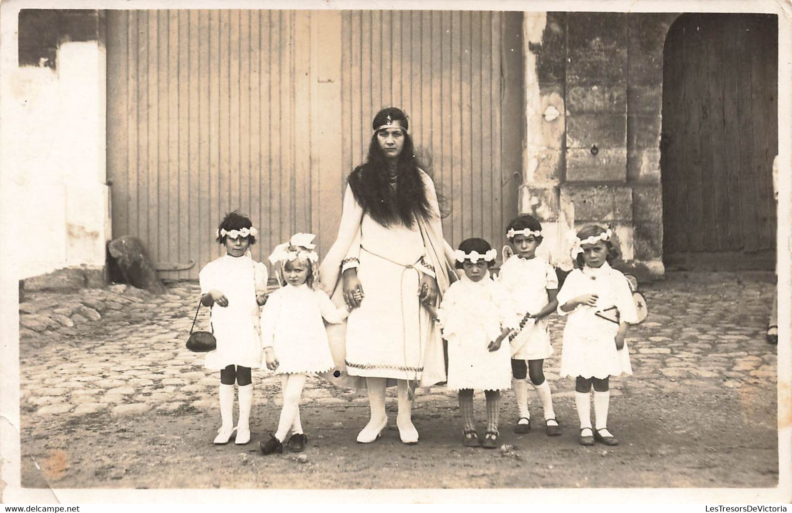 CPA Photographie - Femme Et Enfants Déguisés Costumés - Vetement Blanc - Photographie