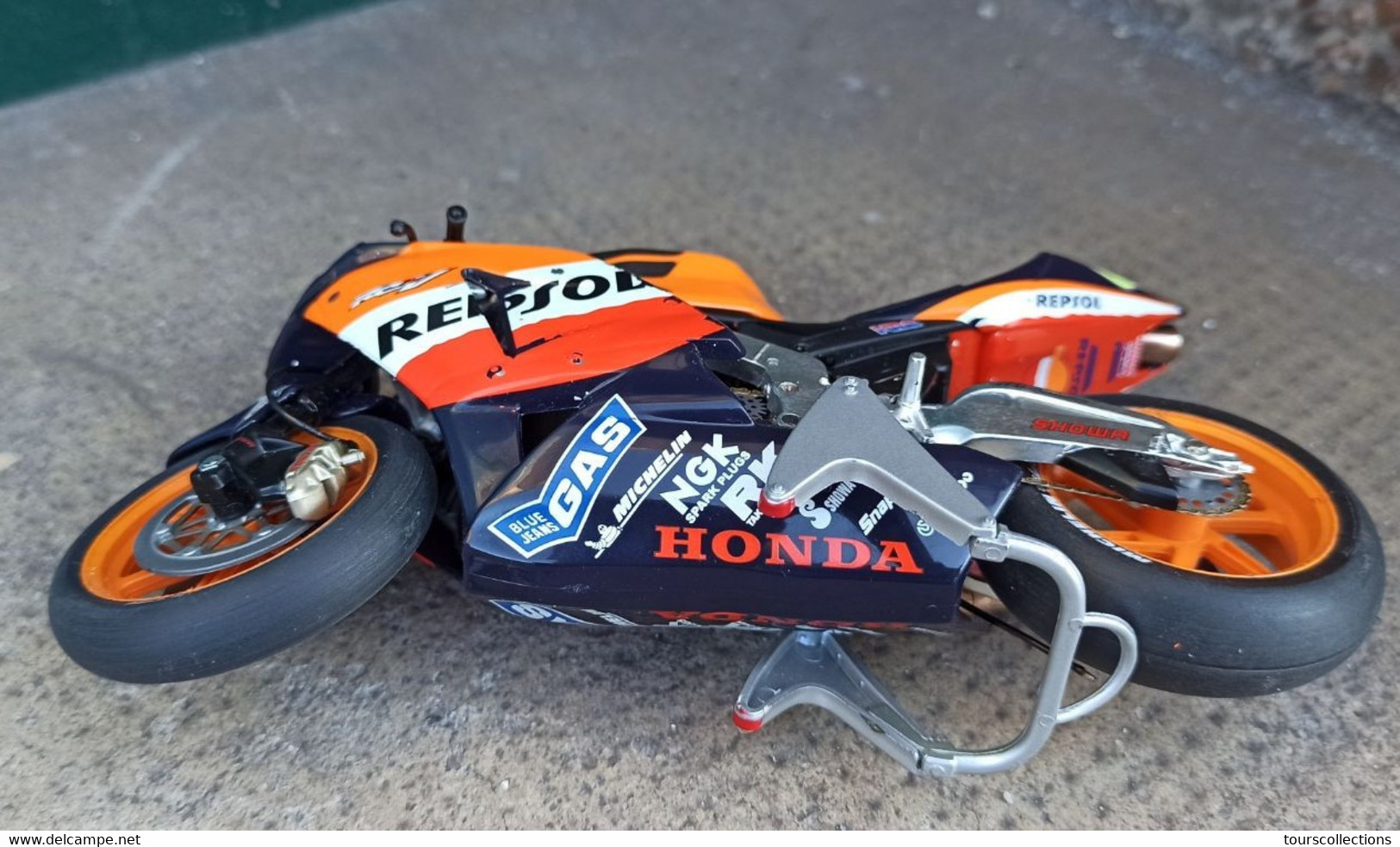 VINTAGE MOTO HONDA REPSOL 1/18 Saison 2002 - 2003 N° 46 Valentino Rossi The Doctor - Modèle En Partie Cassé - Moto