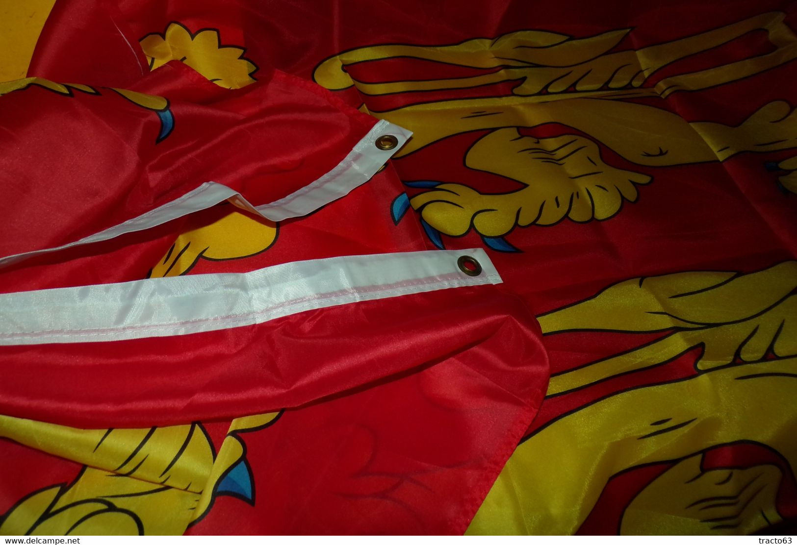 DRAPEAU DE LA NORMANDIE  , DIMENSION 150 CM X 90 CM , DEUX OEUILLETS POUR LE SUSPENDRE , ETAT NEUF VOIR PHOTO . POUR TOU - Vlaggen