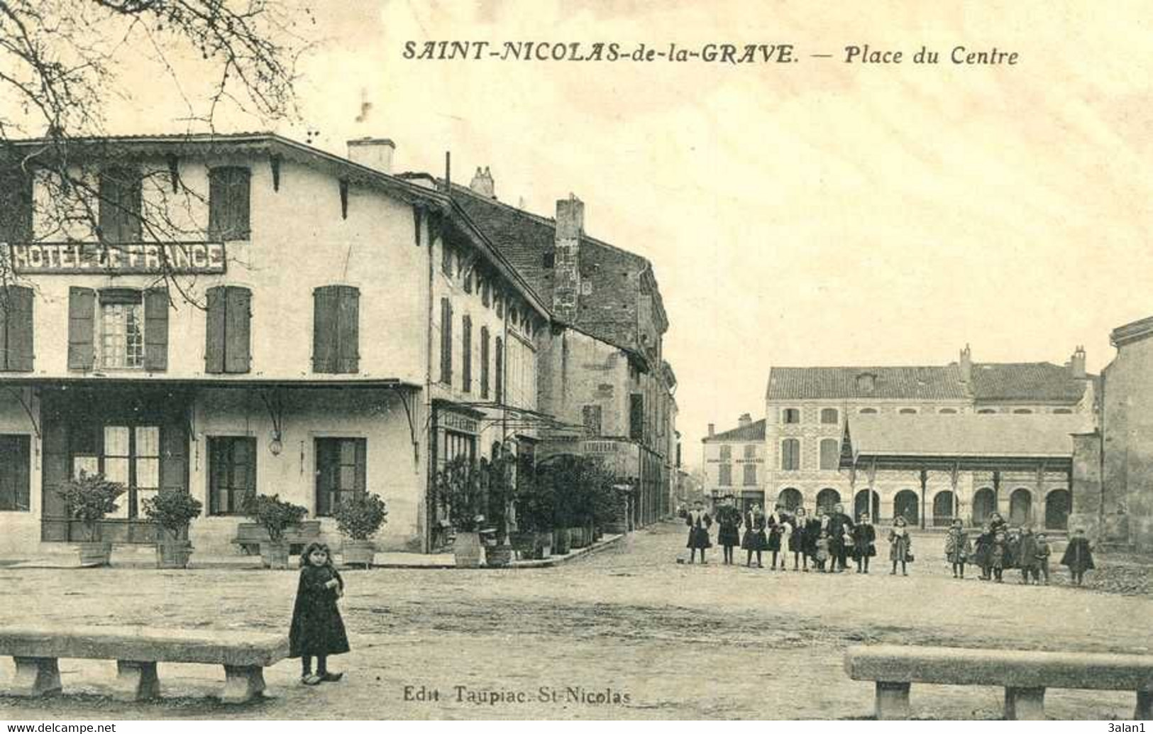 SAINT NICOLAS De La GRAVE =  Place Du Centre       3684 - Saint Nicolas De La Grave