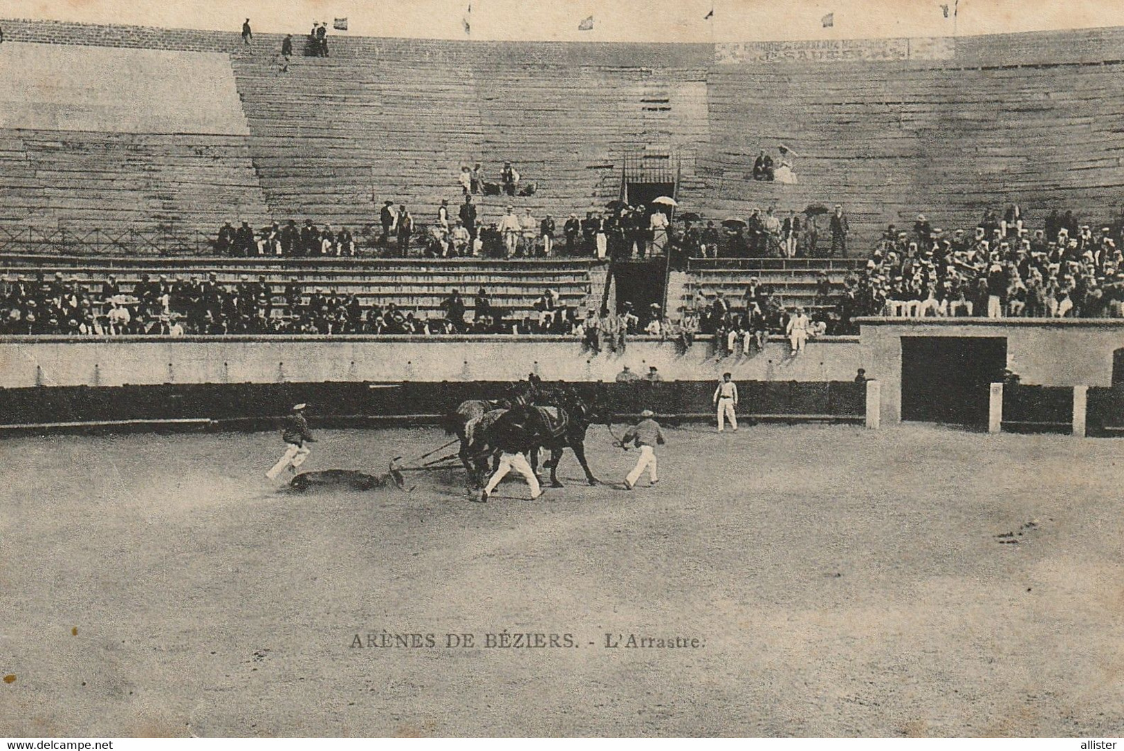 CPA 34 _ BEZIERS (Hérault) _ ARENES DE BEZIERS - L'Arrastre {S49-22} - Beziers