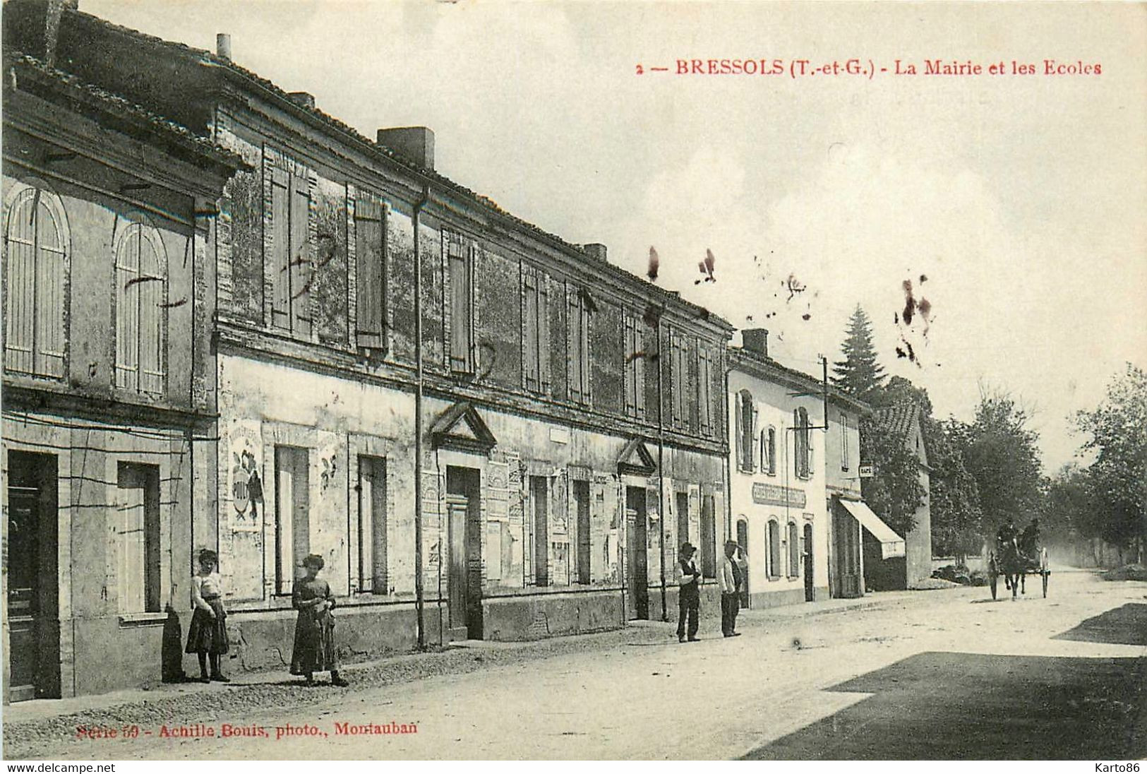 Bressols * La Place De La Mairie Et Les écoles * Villageois - Bressols