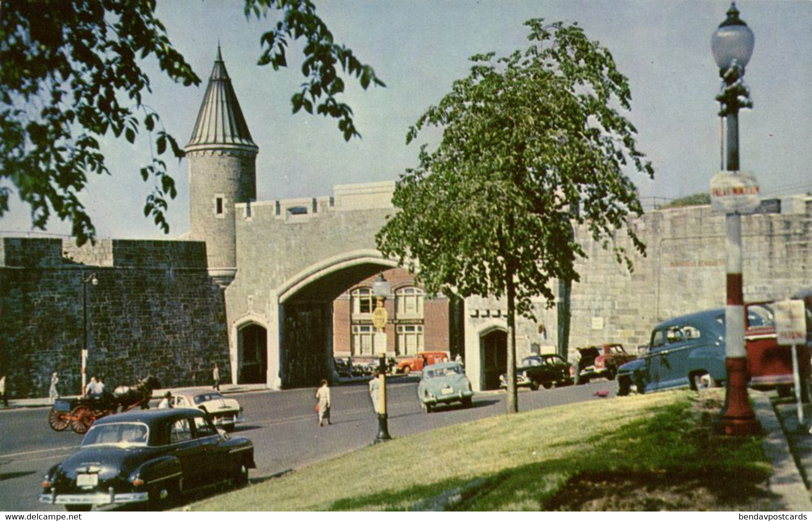 Canada, QUEBEC, St. John Gate, Car (1970s) Postcard - Québec – Les Portes