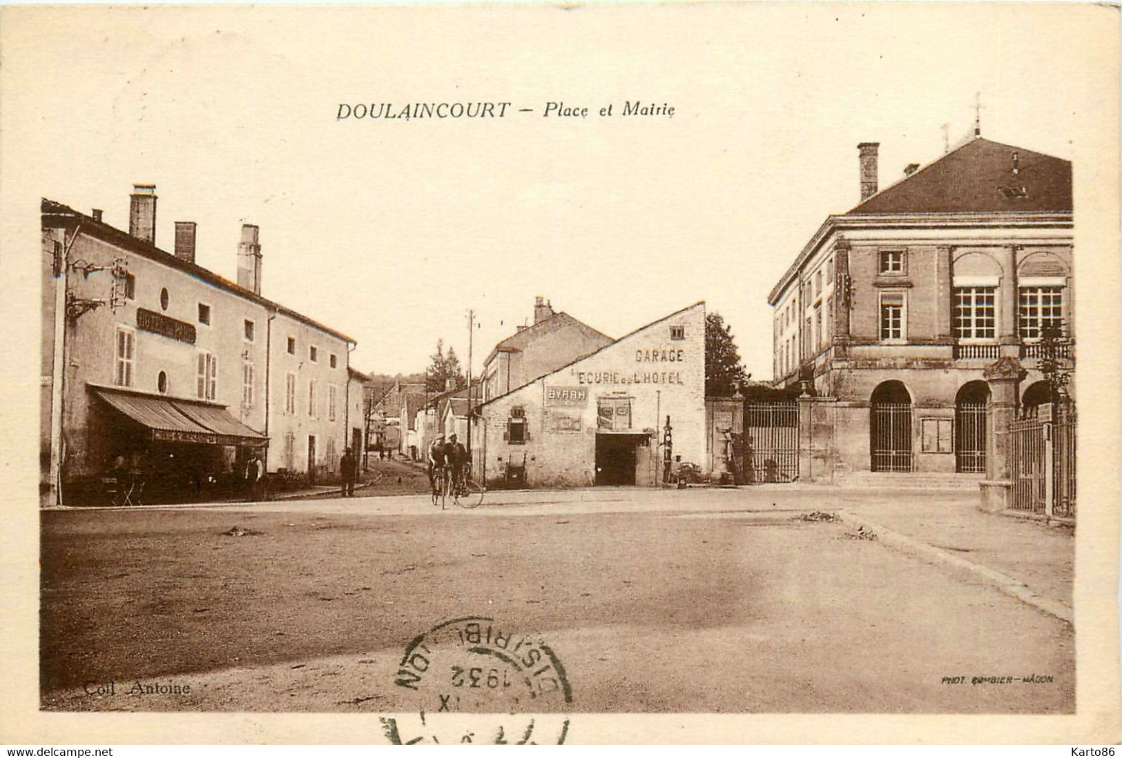 Doulaincourt * La Place Du Village Et La Mairie - Doulaincourt