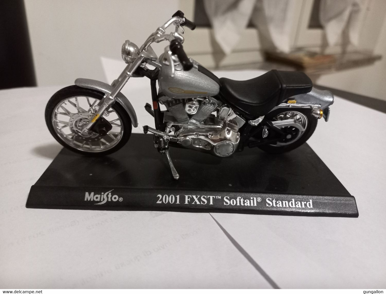 Harley Davidson (2001) FXST Softail Standard Maisto"  Scala 1/18 - Moto