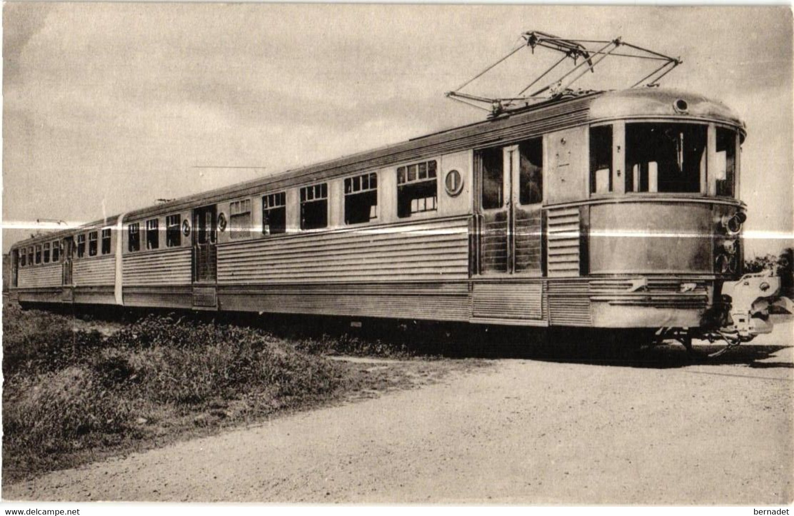 LOCOMOTIVE DE L' OUEST . AUTOMOTRICES ELECTRIQUES DE GRANDE BANLIEUE    ( Trait Blanc Pas Sur Original ) - Matériel