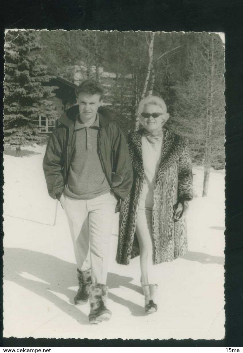 Carte Photo Photo Central Crans Sur Sierre Couple Dans La Neige Coin Inférieur Droit Plié Untere Rechte Ecke Gefaltet - Crans