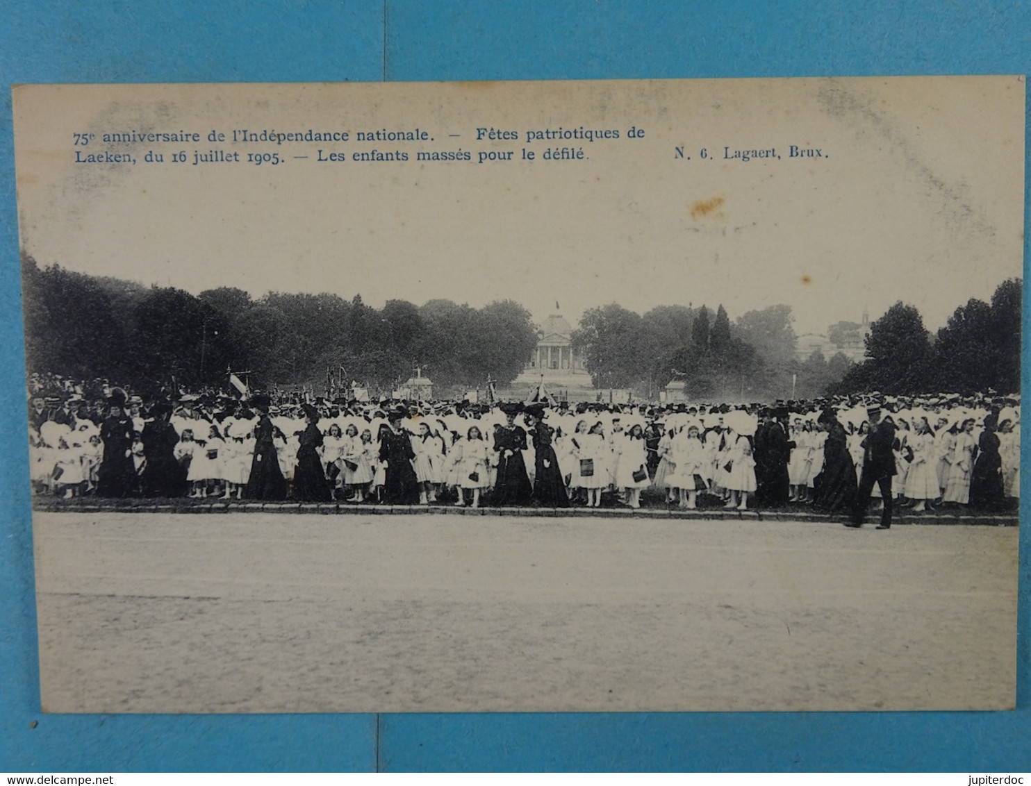 75e Anniversaire De L'Indépendance Nationale Fêtes Patriotiques De Laeken Du 16 Juillet 1905 Les Enfants Massés Pour Le - Transport Urbain En Surface