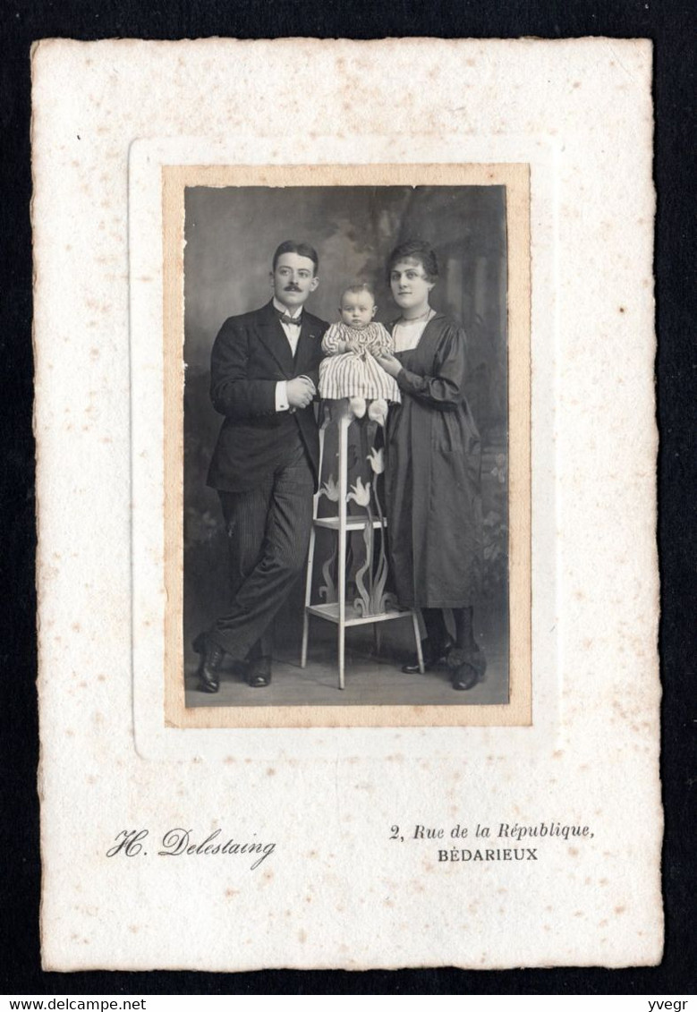 Photo D'un Couple Tenant Un Jeune Enfant Sur Un Sellette (Photo : H. Delestaing 2,rue De La République 34 Bédarieux)1918 - Genealogy