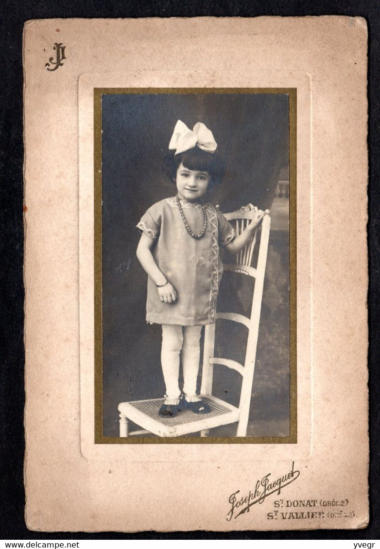 Photo D'une Jeune Fille Debout Sur Une Chaise Avec Noeud Dans Les Cheveux Sur Carton 11X16(J. Jacquet St-Donat Drôme) - Genealogy