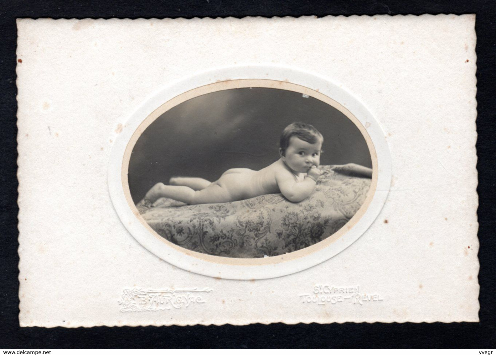 Photo D'un Bébé à Plat Ventre - B. Aurignae - St-Cyprien, Toulouse-Revel - Carton 10,5 X 16 Cm - Genealogy